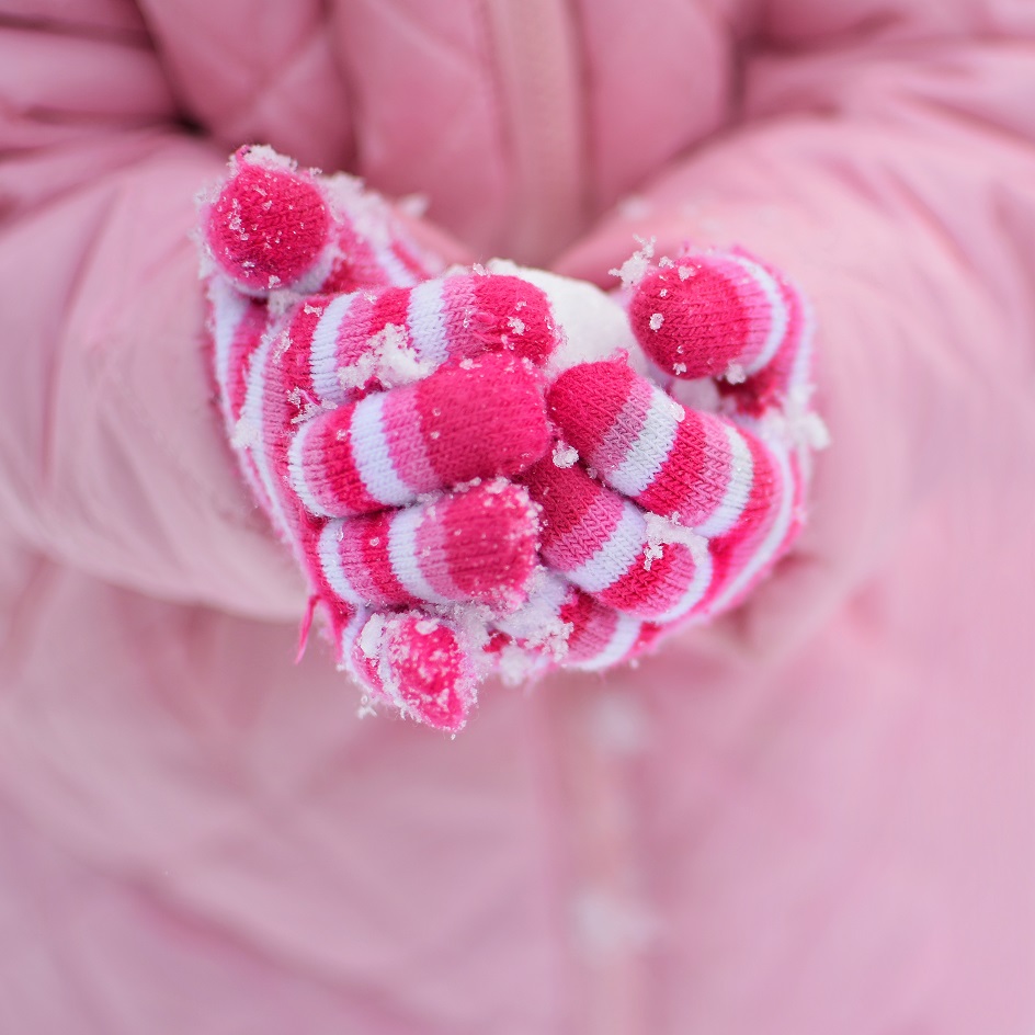 2020 hands gloves holding snowball